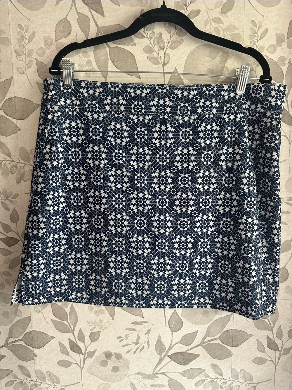 Izod Navy and White Geometric Mini Skirt
